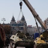 Des véhicules militaires blindés russes endommagés, saisis par l'armée ukrainienne, sont exposés à Kiev en vue des célébrations du Jour de l'Indépendance, le 24 août.
